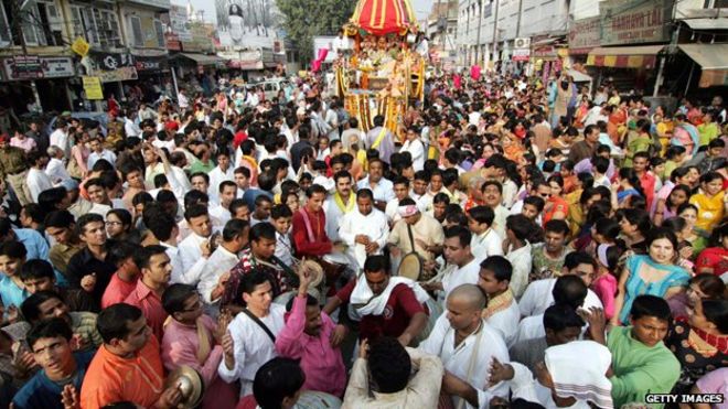 Преданные-индусы танцуют и поют религиозные песни, когда тащат колесницу индуистских божеств Господа Джаганнатхи, его брата Балабхадры и сестры Субхадры, когда тысячи преданных-индусов-индусов собираются на ежегодном фестивале Джаганнатха Рат Ятры в Амритсаре 15 ноября 2008 года