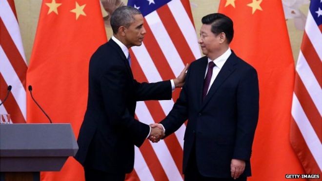 Президент США Барак Обама обменивается рукопожатием с президентом Китая Си Цзиньпином после совместной пресс-конференции в Большом зале народных собраний в Пекине - 12 ноября 2014 года