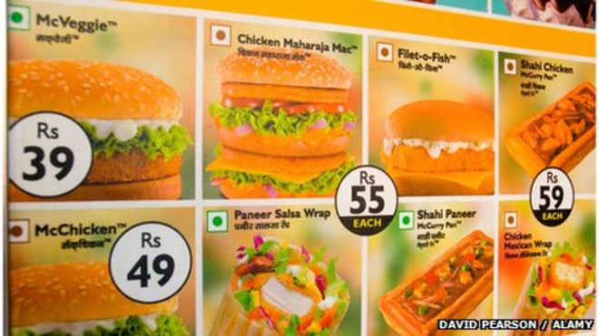 Меню, показывающее различные овощные и куриные гамбургеры в Макдональдсе в Индии