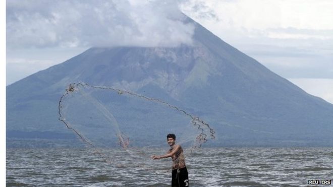 Рыбак забрасывает свою сеть у озера Никарагуа или Кокиболки, 20.09.2014