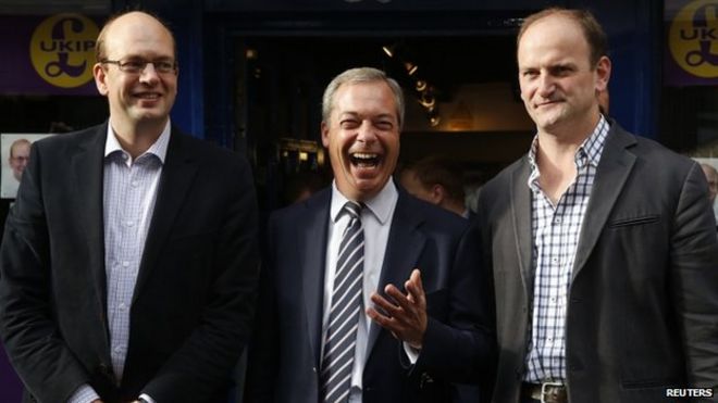 Лидер UKIP Найджел Фараж с двумя избранными депутатами от партии