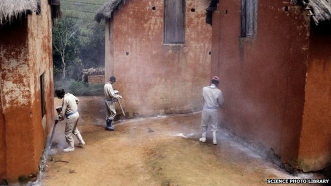 Мужчины распыляют инсектицид на Мадагаскаре
