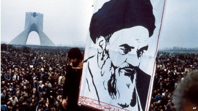 Демонстрация анти шаха Пахлеви в Тегеране, декабрь 1978 года, с плакатом с изображением аятоллы Хомейни на переднем плане