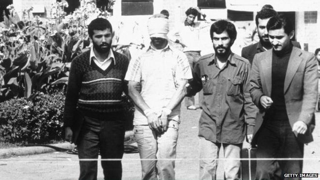 Американский заложник выставляется перед камерами его иранскими похитителями (ноябрь 1979)