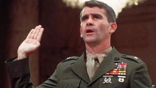 Подполковник Оливер Норт приведен к присяге 7 июля 1987 года перед Комитетом по борьбе с Ираном до его дачи показаний.
