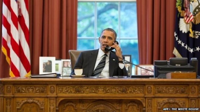 Президент Обама разговаривает по телефону с президентом Хасана Рухани из Овального кабинета 27 сентября 2013 года