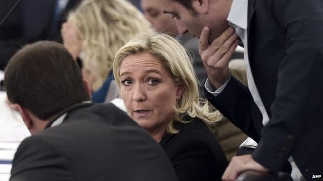 Лидер французской ультраправой политической партии "Фронт" (ФН) Марин Ле Пен (С) во Франции 22 октября 2014 года в Европейском парламенте в Страсбурге, восточная Франция