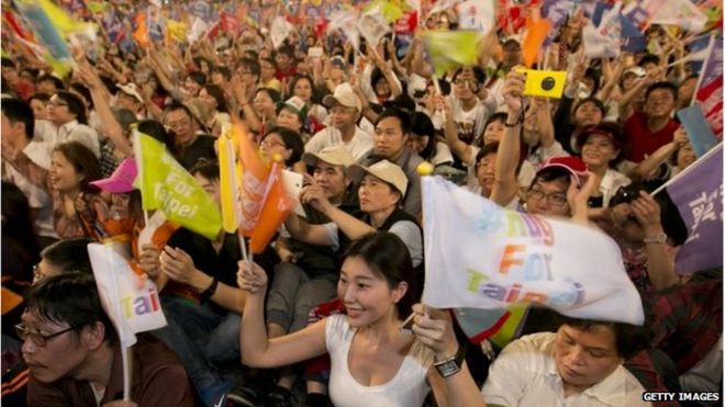 Сторонники независимого кандидата в мэры Тайбэя Ко Вэнь-цзе принимают участие в карнавальном шествии (23 ноября 2014 года)
