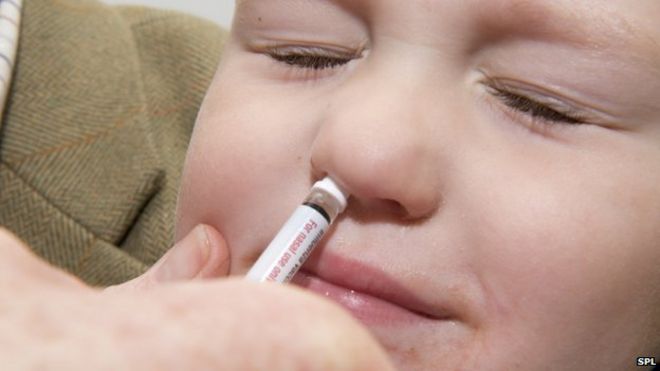 Ребенок получает нос спрей от гриппа