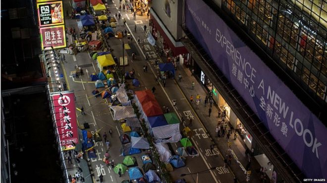 Общий вид палаток на месте протеста, занимающем Натан-роуд в районе Монг-Кок 24 ноября 2014 года в Гонконге.