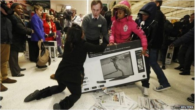 Покупатели борются за телевизор в супермаркете