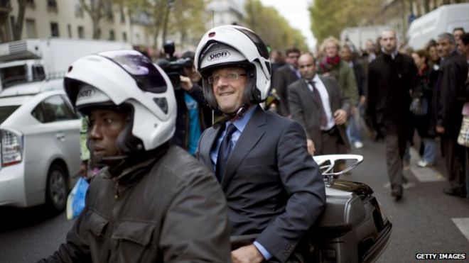 Франсуа Олланд едет на заднем сиденье скутера во время кампании в Париже, 11 октября 2011 года