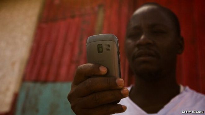 Человек по мобильному телефону в Кении