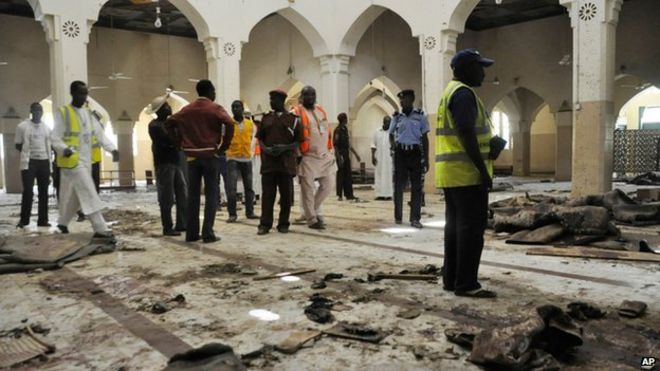 Внутри центральной мечети Кано, после насильственного нападения, 29 ноября 2014 года