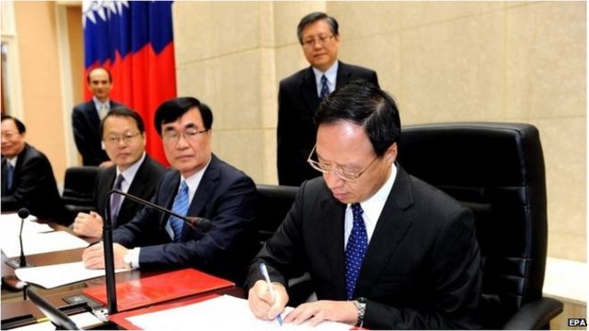 Премьер-министр Цзян И-Хуа подписал заявление об отставке кабинета в Тайбэе (1 декабря 2014 года)