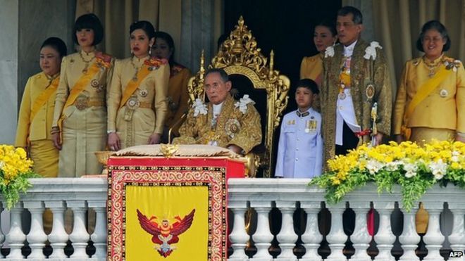 Король Таиланда Bhumibol Adulyadej (C), в окружении своих дочерей принцесс Убол Ратана (2-й L), Чулабхорн (3-й L), Сириндхорн (R), его сын принц Ваджиралонгкорн (2-й R) и его внук Дипангкорн (3-й R) перед Royal Plaza в Бангкоке (5 декабря 2012 года)