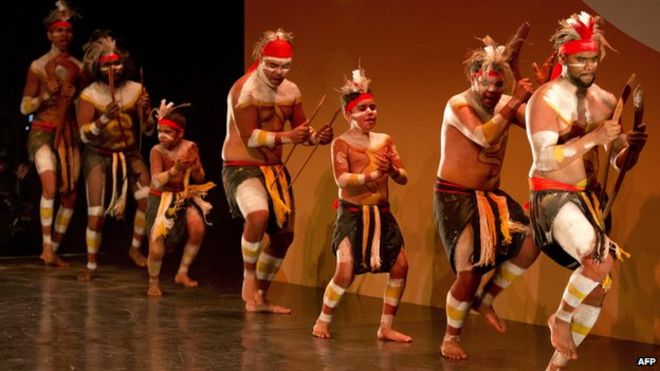 Танцоры из числа аборигенов и островов Торресова пролива выступают на церемонии приветствия лидеров, участвующих в саммите G20 в Брисбене, 15 ноября 2014 года