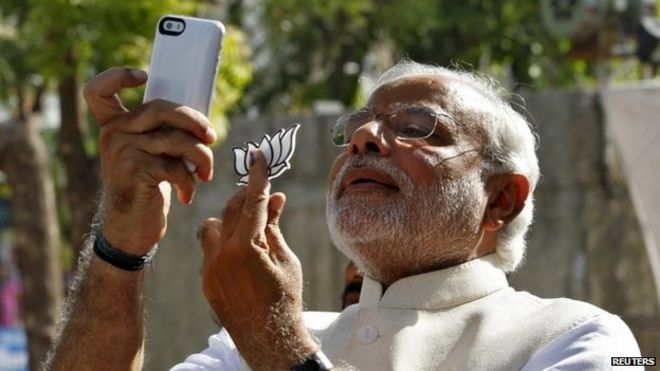 Премьер-министр Нарендра Моди делает селфи