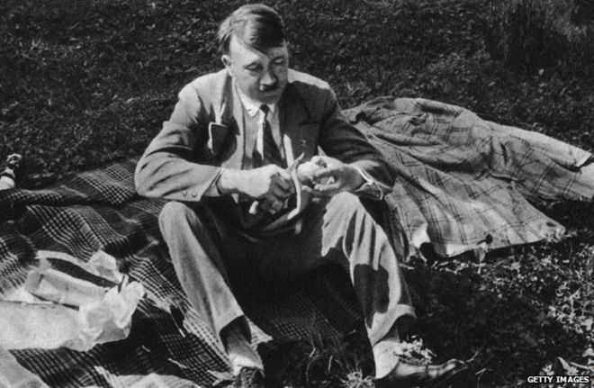 Гитлер ест на пикнике