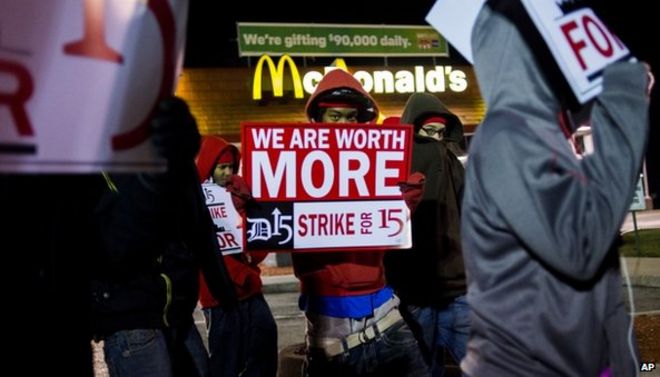 Рабочие в Мичигане протестовали рано утром возле Макдональдса