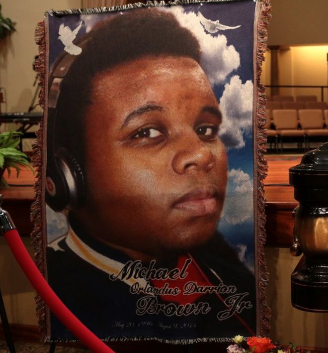 Изображение Майкла Брауна на его похоронах 25 августа 2014 года в Сент-Луисе, штат Миссури.