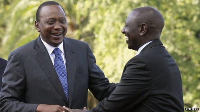 Президент Кении Ухуру Кеньятта (слева) делится моментом со своим заместителем Уильямом Руто (справа) в Государственном доме после того, как дело Кеньятты в Международном уголовном суде (МУС) было прекращено в столице страны Найроби