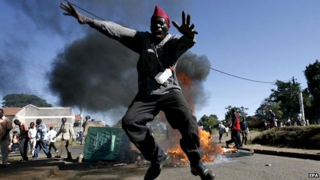 Сторонник оппозиции перепрыгивает через огонь во время насилия после выборов в Найроби, Кения. Фото: 2008