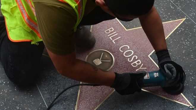 Работник очищает звезду Билла Косби на Голливудской аллее славы 5 декабря после того, как она была разграблена
