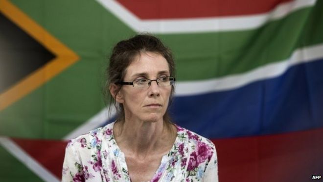 Житель Южной Африки Йоланде Корки, бывшая заложница и жена Пьера Корки, проводит пресс-конференцию в Йоханнесбурге в январе 2014 года