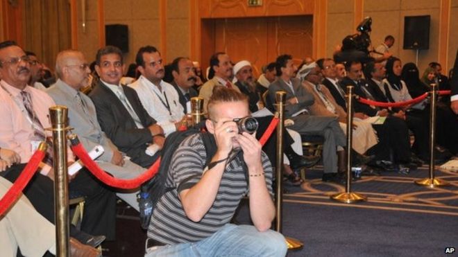 Фото из файла: Люк Сомерс за работой во время конференции по национальному диалогу в Сане, Йемен, 6 июля 2013 года