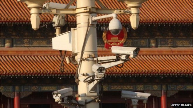 Камеры безопасности висят на лампе на площади Тяньаньмэнь 1 марта 2014 года в Пекине, Китай