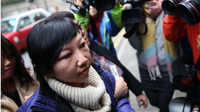 Erwiana Sulistyaningsih прибывает в суды Wanchai, чтобы начать давать показания против своего бывшего работодателя, который обвиняется в жестоком обращении и пытках в Гонконге 8 декабря 2014 года.