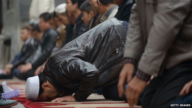 Верующие мусульмане посещают пятничные молитвы в мечети в Пекине 1 ноября 2013 г.