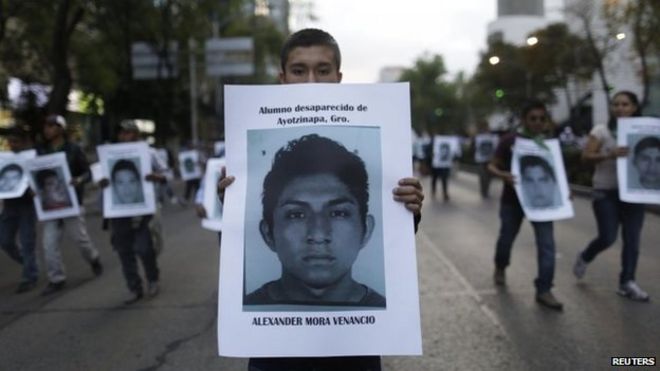 Демонстрант несет фотографию Александра Мора Венансио в Мехико 6 декабря 2014 года