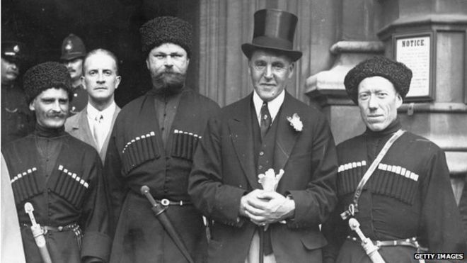 Лорд Биркенхед с русскими гостями у здания парламента в 1928 году