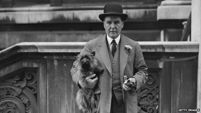 Ф.Э. Смит с собакой-терьером 1920-х годов