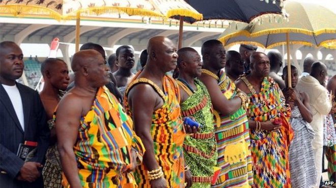 Традиционные вожди стоят, когда президент Ганы Джон Махама прибывает на инаугурацию на площадь Независимости в Аккре 7 января 2013 года
