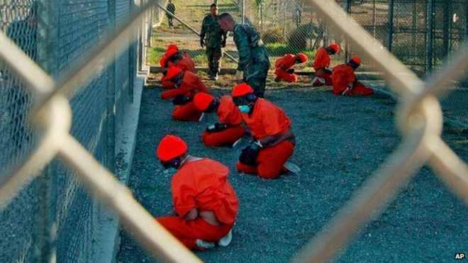 Задержанные находятся под наблюдением военной полиции США в лагере «Рентген» в заливе Гуантанамо, Куба - 11 января 2002 года