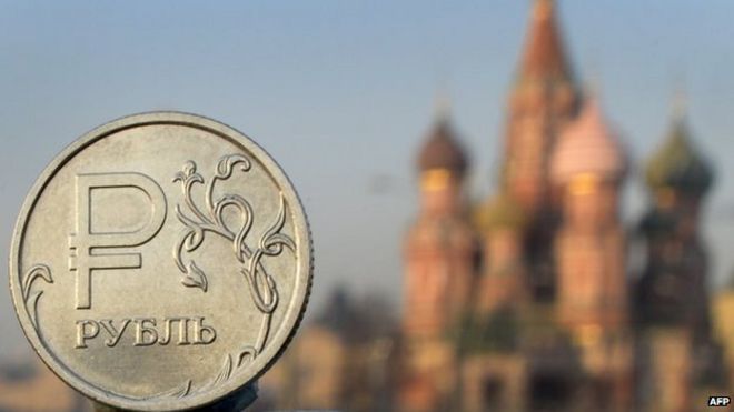 Монета российского рубля изображена перед собором Василия Блаженного в центре Москвы,