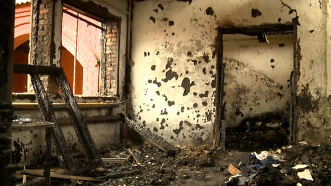 Внутренняя часть чеченского дома, на которую напали неизвестные