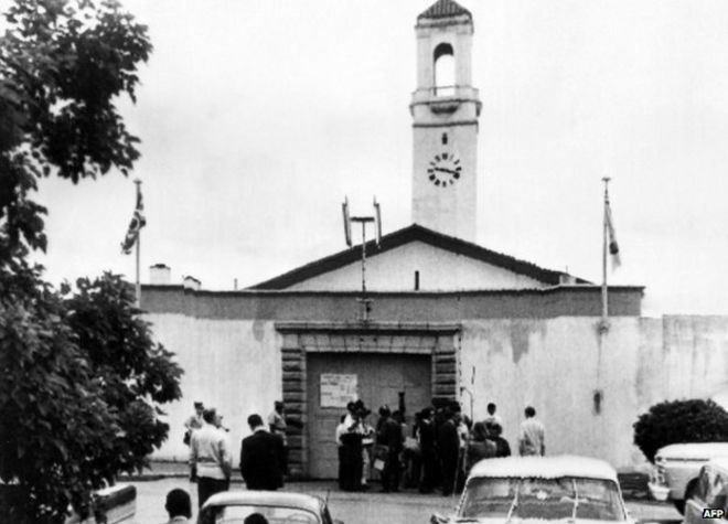 Фотография, выпущенная 11 марта 1968 года людей, сидящих перед тюрьмой Солсбери после казней в Родезии, теперь Зимбабве