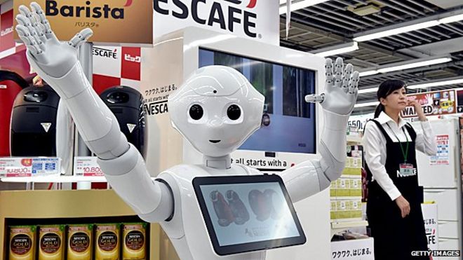 Робот Пеппер ставит свои 9-5 в токийском магазине электрики, продавая кофемашины Nestle