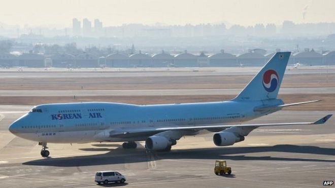 Самолет Korean Air садится на асфальт в аэропорту Сеула - 9 декабря 2014 года