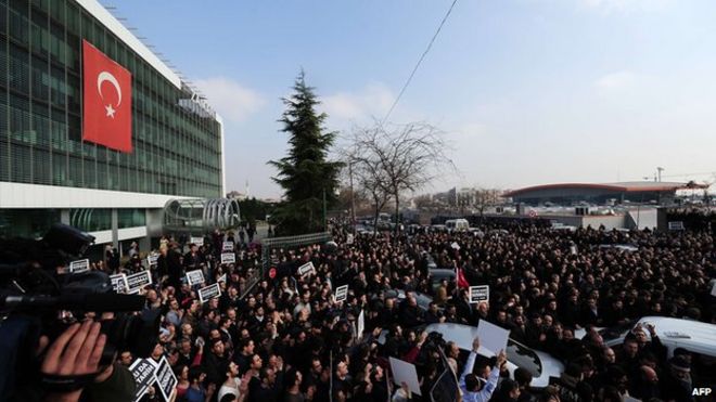 Огромная толпа собралась возле офисов Замана на окраине Стамбула.