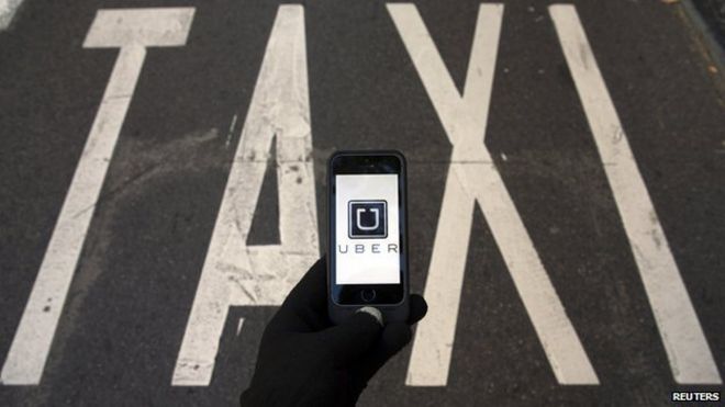Приложение Uber перед дорожной разметкой Такси