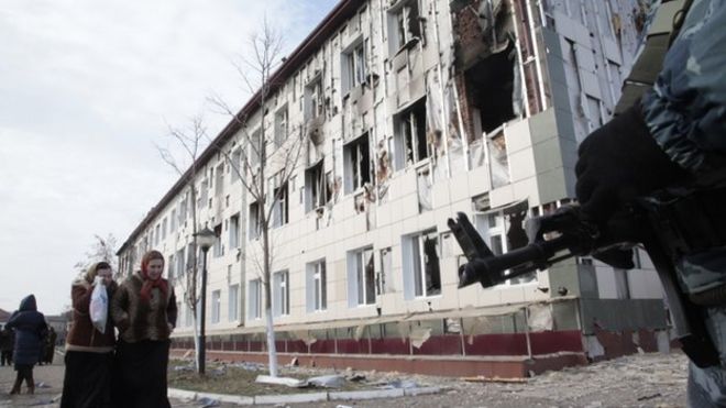 Сцена перестрелки у разрушенной школы в центре Грозного