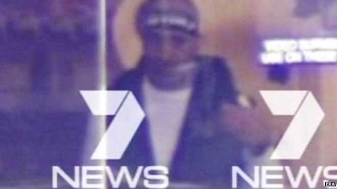 Снимок экрана из Channel 7 News, Сидней, о человеке, предположительно являвшемся вооруженным человеком в кафе Lindt в Martin Place, Сидней, 15 декабря 2014 года