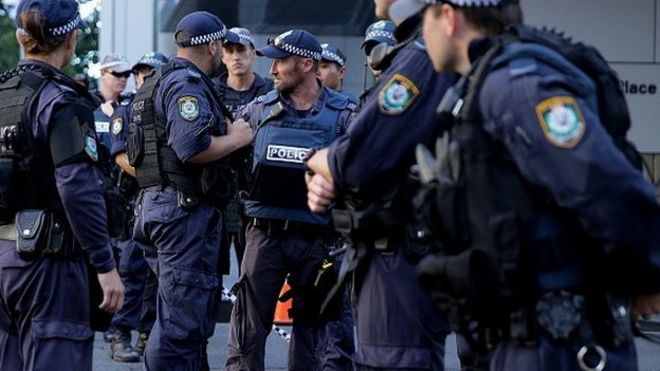 Полиция присуждает Филиппу St около Lindt Cafe, Martin Place 15 декабря 2014 года в Сиднее, Австралия. Полиция посещает ситуацию с заложниками в Lindt Cafe на Martin Place.