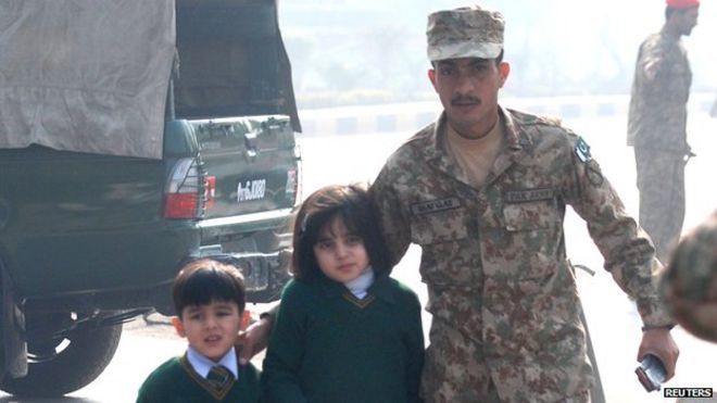 Солдаты помогают эвакуировать детей