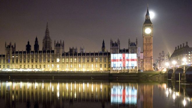 Демократическая группа POWER2010 спроецировала изображение английского флага со словами «Правило дома» на здание Парламента в рамках протеста ко Дню Святого Георгия с требованием прекратить голосование неанглийских парламентариев по английским законам в Вестминстере.